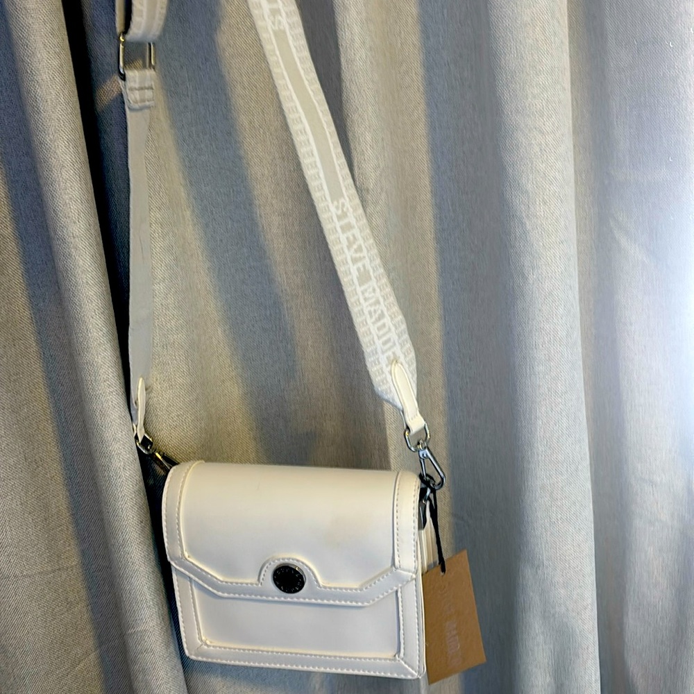 Steve madden purse, white. has three pockets